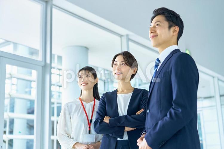 ビジネスマン　男女　上を見る　前向き ビジネスウーマン,チーム,キャリアウーマンの写真素材