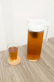 麦茶が入った冷水筒 麦茶,コップ,お茶の写真素材