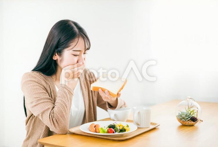 食パンを食べる女性（食欲不信） 食欲不振,朝食,拒食症の写真素材