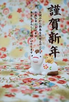 可愛い馬の置物の年賀状素材 PSDあり 可愛い馬の置物の年賀状素材 PSDあり 年賀状,年賀,背景素材の写真素材