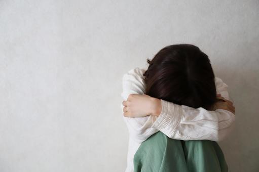 膝を抱えて塞ぎ込む女性 膝を抱えて塞ぎ込む女性 塞ぎ込む,引きこもり,ひとりぼっちの写真素材