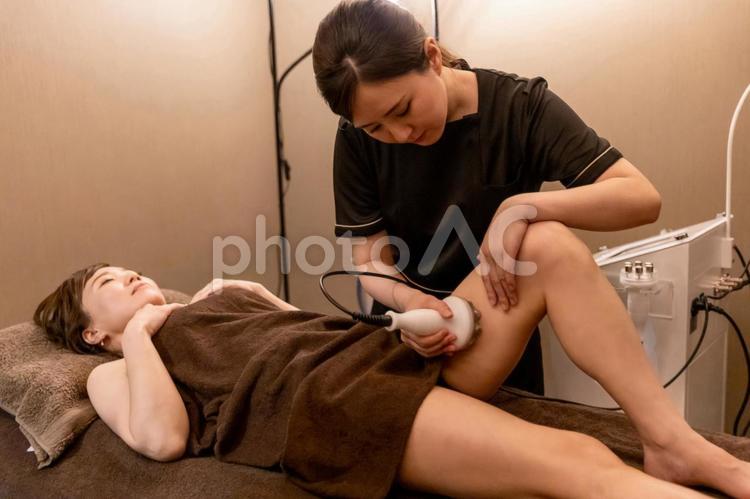 エステサロンで施術を受ける女性（ラジオ波・太股） エステ,痩身,美脚の写真素材