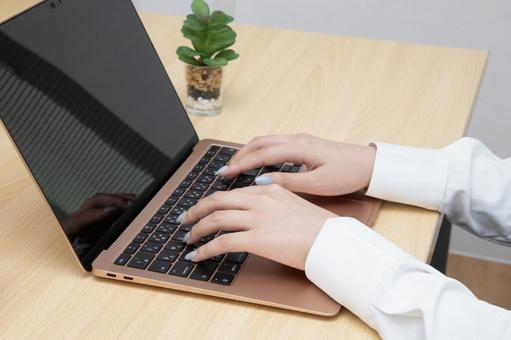 パソコン操作 ビジネス,パソコン,手元の写真素材