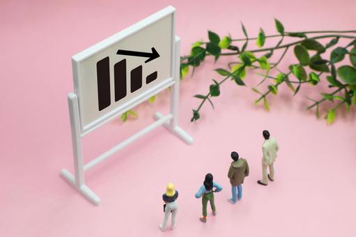 下向きグラフ　業績悪化のイメージ 下向き,業績悪化,棒グラフの写真素材