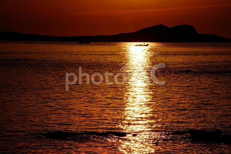 ＜五島風景＞夜明けの富江キャンプ村と漁船 夜明け,朝焼け,夕方の写真素材