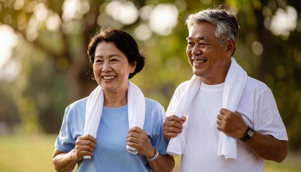 いきいきした日本人高齢者夫婦の写真