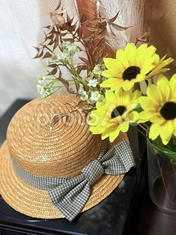 麦わら帽子とひまわり かわいい,黄色,麦わら帽子の写真素材