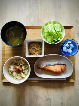 玄米ご飯でヘルシー朝食(縦型ver.) 玄米ご飯でヘルシー朝食(縦型ver.)の写真