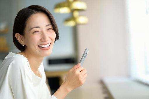 カフェでスマホを操作する日本人女性 携帯,日本人,スマホの写真素材
