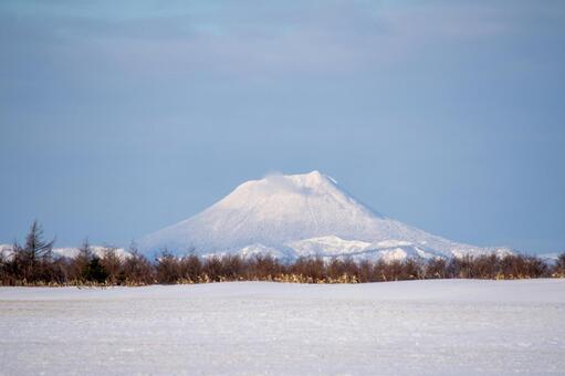 雄大なる白峰、凛とした姿が際立つ雄阿寒岳 雪景色,雄阿寒岳,火山の写真素材