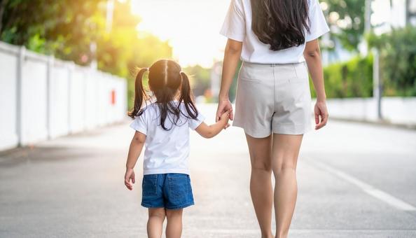 日本人のお母さんと子供　散歩する親子の写真