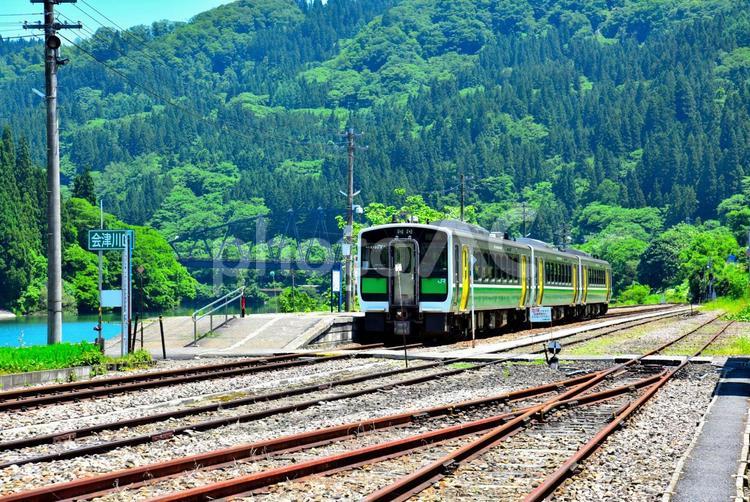 新緑の只見線（川口駅） 鉄道,ローカル線,春の写真素材