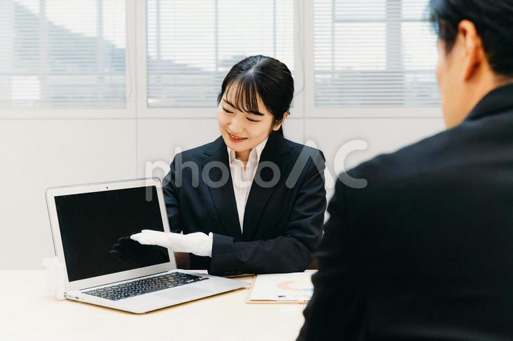 白手袋をつけたビジネスウーマン（鑑定士） 鑑定士,質屋,説明の写真素材
