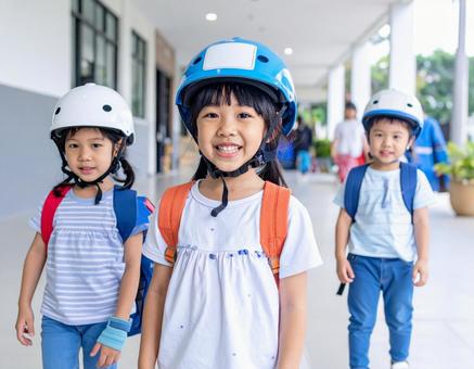ヘルメットを被り避難訓練をする子供 ヘルメットを被り避難訓練をする子供の写真