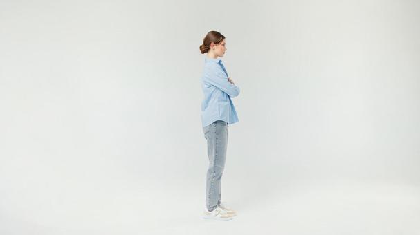 横向きの腕組み女性 横向きの腕組み女性の写真