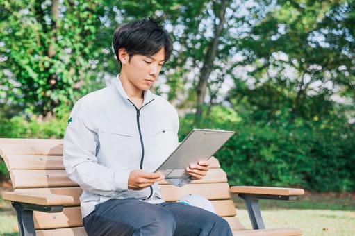 作業着の男性が資料をチェックする 土木 作業着の男性が資料をチェックする 土木の写真