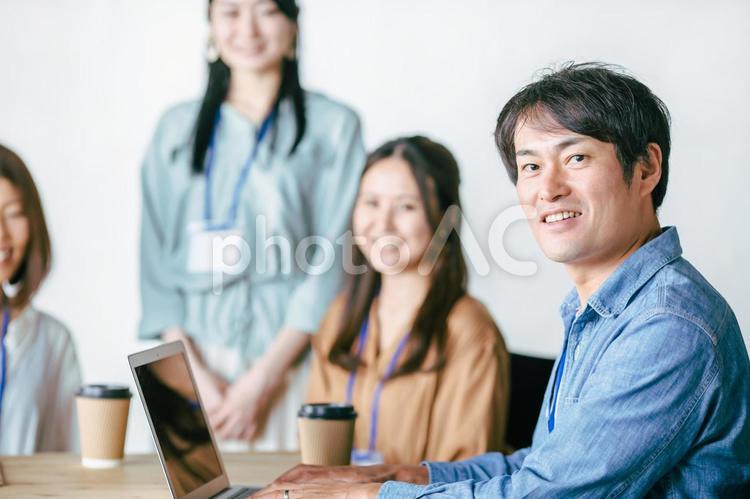 服装自由な会社で働く会社員 ビジネス,クリエイター,ライターの写真素材