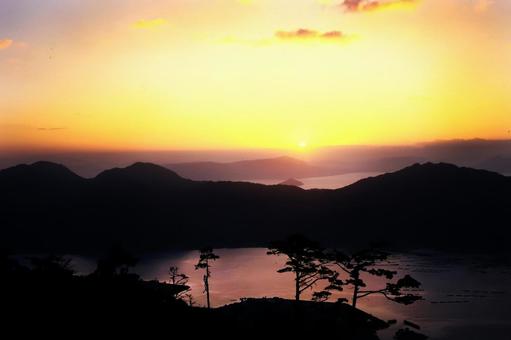 宮島越しの日の出の写真