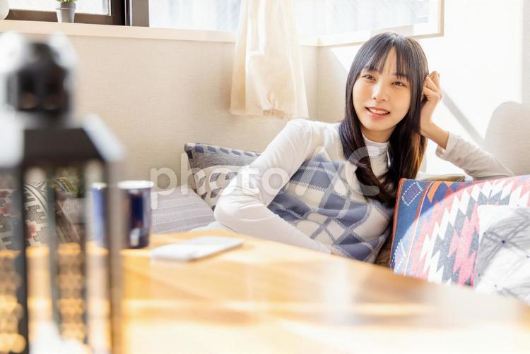 ローソファーでくつろぐ若い女性 女性,ライフスタイル,日本人の写真素材