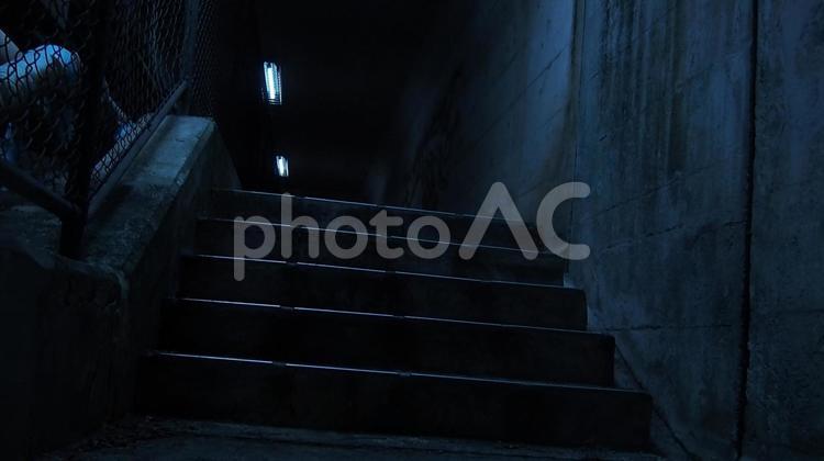 ゾクゾクッ！肝試しに行く不気味な地下通路 階段,フェンス,金属の写真素材