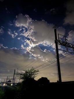 日常の夜空 雲と線路 縦サイズ 夜空,月,日常の写真素材