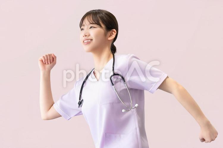 目標に向かって進む若い女性医療スタッフ 女性,医療,医療スタッフの写真素材