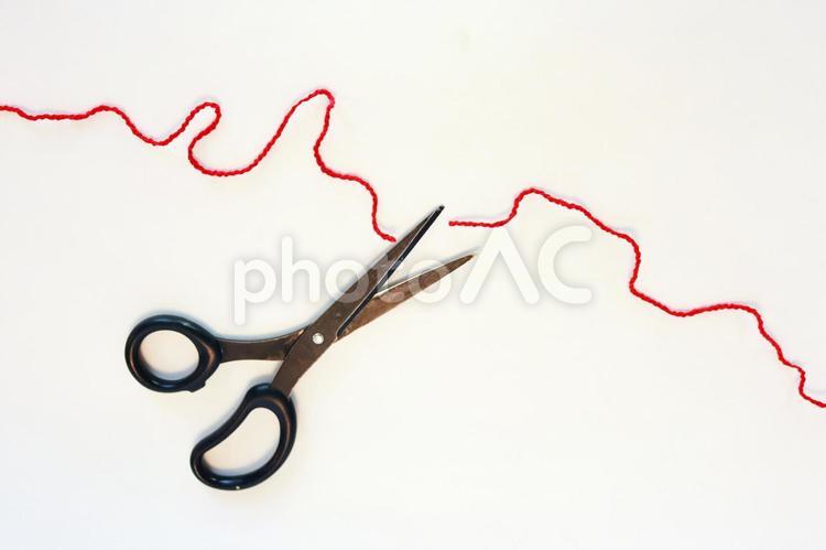 縁を切られる赤い糸２ cut,かなしい,こころの写真素材