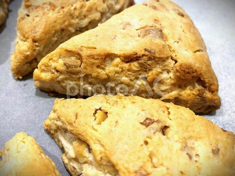 手作りスコーン（ホワイトチョコ胡桃）３５ スコーン,手作り,ホワイトチョコの写真素材