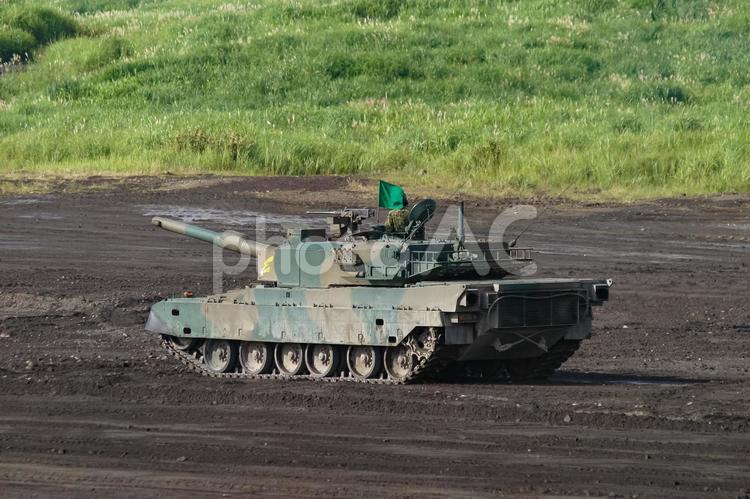 訓練展示を行う陸上自衛隊の90式戦車 自衛隊,陸上自衛隊,ミリタリーの写真素材