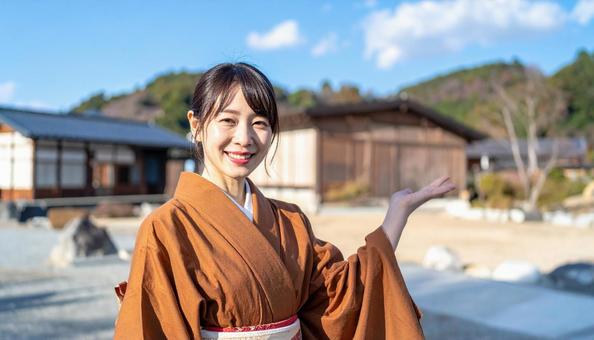 旅館へ案内する女将さん 旅館へ案内する女将さんの写真