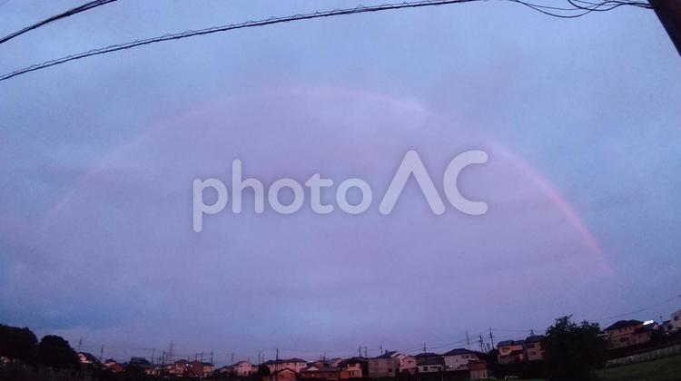 たそがれの虹 虹,空,アーチの写真素材