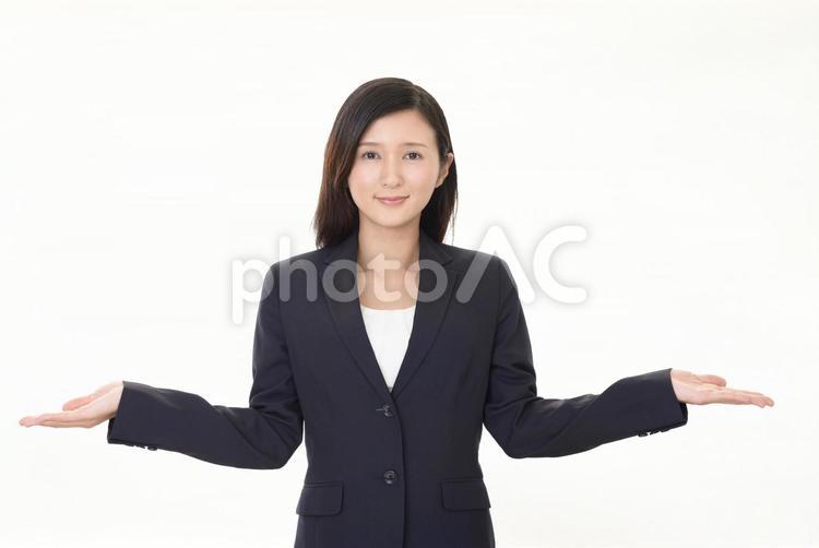 両手を広げて見せる笑顔のビジネスウーマン 女性,ビジネスウーマン,女の写真素材