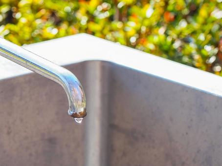 蛇口から落ちる水滴 蛇口から落ちる水滴 水滴,蛇口,自然の写真素材