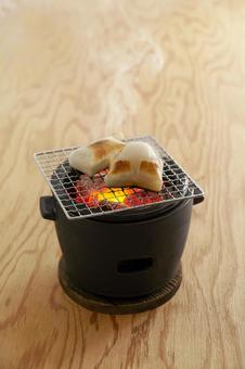 ぷっくりいい感じに膨れたもち ぷっくりいい感じに膨れたもち 焼き餅,七輪,炭火焼の写真素材