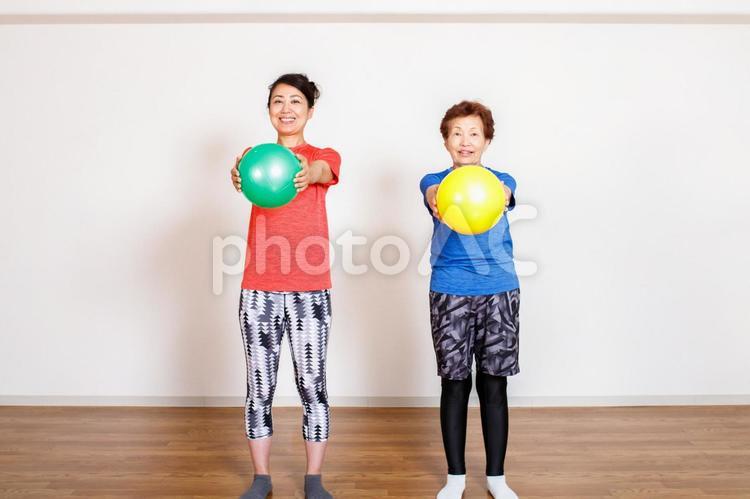 ボールを使って運動する女性 運動,エクササイズ,スポーツの写真素材