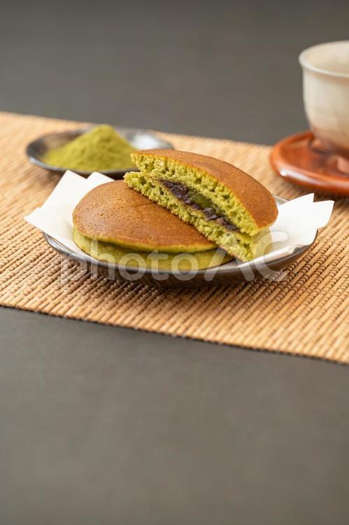 和風背景に抹茶どら焼き 抹茶,抹茶スイーツ,どら焼きの写真素材