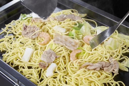 やきそば やきそば 焼きそば,調理中,鉄板の写真素材