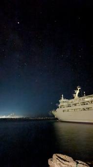 夜の港 フェリーとサソリ座(縦) 夜の港 フェリーとサソリ座(縦) 夜,海,港の写真素材