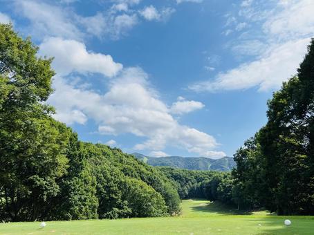 山間のゴルフコースと青空 ゴルフ場,ゴルフコース,芝生の写真素材