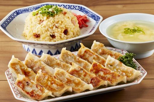 餃子・チャーハン・かきたまスープ 餃子・チャーハン・かきたまスープ 餃子,チャーハン,炒飯の写真素材