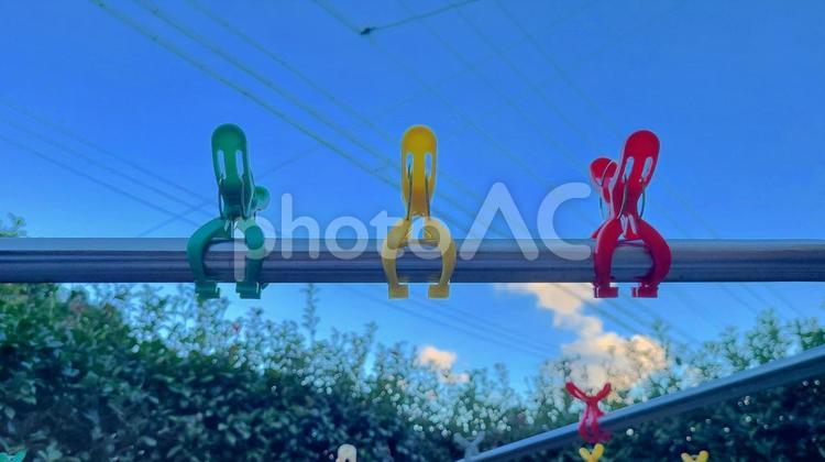 洗濯ばさみと空 早朝,洗濯ばさみ,洗濯の写真素材