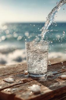 海を背景に注がれる清涼な氷水 海を背景に注がれる清涼な氷水の写真