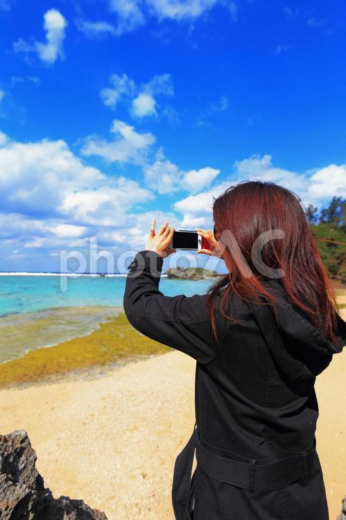 海を撮る女性(観光客) 空,青空,女性の写真素材