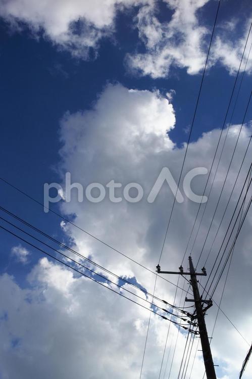 電柱と青空と白い雲 電柱,電線,空の写真素材