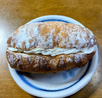 生クリームたっぷり コッペクリームパン,食べ物,パンの写真素材