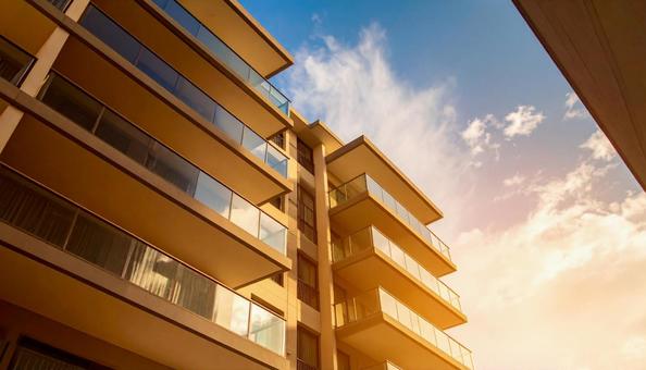 マンションを見上げる 青空背景 マンションを見上げる 青空背景の写真
