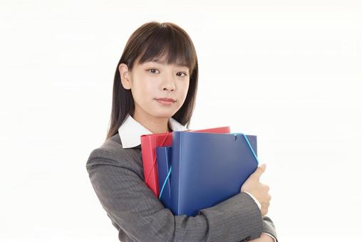 書類を持つ女性社員 書類を持つ女性社員 女性,ビジネスマン,ビジネスの写真素材