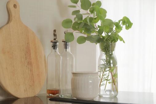 キッチンに飾られたグリーンとガラスボトル キッチンに飾られたグリーンとガラスボトル キッチン,インテリア,ナチュラルの写真素材