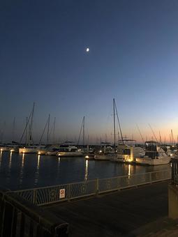 夕闇のハーバー 夕闇のハーバー ヨット,月,月夜の写真素材