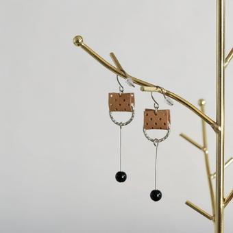 レザーパーツ銀色ピアス黒 ピアス,アクセサリー,ハンドメイドの写真素材